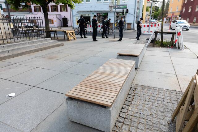 Es ist ihnen kaum anzusehen, aber die Bänke am Lendplatz sowie Kaiser-Josef-Platz sind Anti-Terror-Bauten ...  | Foto: Jorj Konstantinov