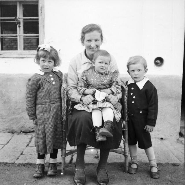 Wer erkennt jemanden auf diesem Bild? Das Foto wurde in den 1930ern oder 1940ern in Waizenkirchen aufgenommen. Stichwort "Familie 2".