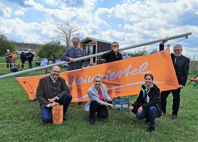 Michael Staribacher, LTP Karl Wilfing, NR Eva-Maria Himmelbauer, Vize Alois Binder, Renate Mihle und Bgm. Manfred Nigl mit der Weinviertel-Fahne.