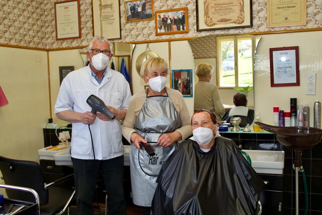 Heinrich Bacher, Gattin Waltraud und Kundin Grete Pfalzer.