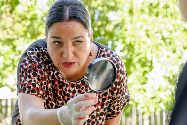  In "Soko Donau" ist Maria Happel dem Verbrechen auf der Spur. Die Lupe darf dabei natürlich nicht fehlen.  | Foto: ORF / Satel Film / P. Domenigg