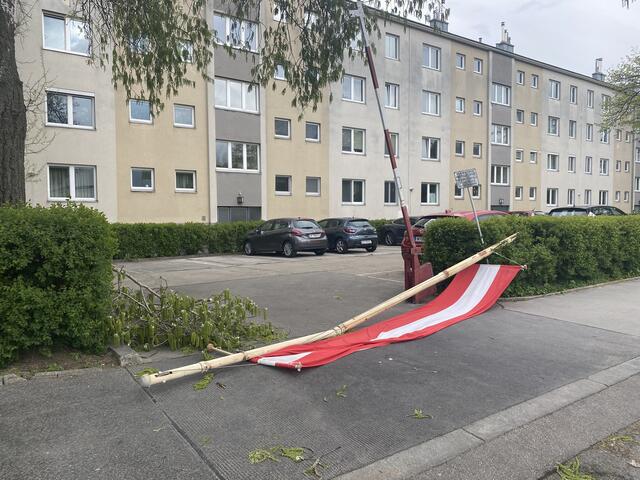 Das Sturmtief brachte in Wien viele Fahnenmasten mit gehissten Flaggen zu Fall.