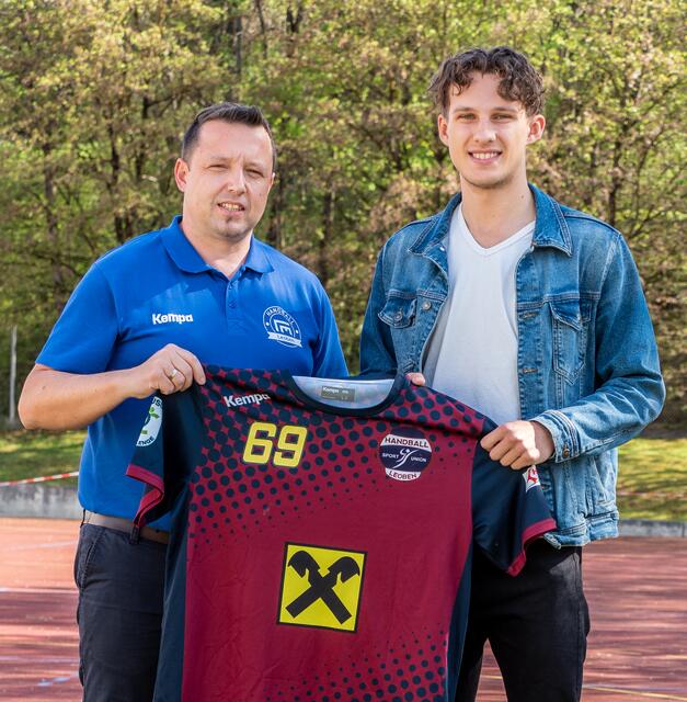 Die neuer Nummer 69: Präsident Alfred Leithold mit der Neuverpflichtung Jonas Magelinskas. | Foto: Sportunion Leoben