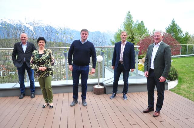 V.l.n.r.: TVB-Obm. Karl Gostner, TVB-GF Karin Seiler-Lall, Tatry mountain resorts- CEO Igor Rataj, Bgm. Hansjörg Peer und Bgm. Josef Singer