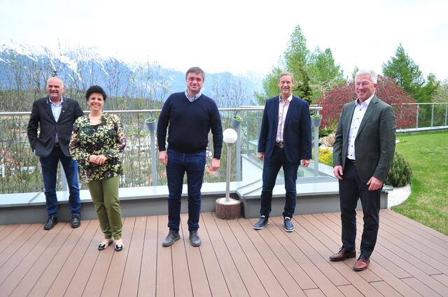 V.l.n.r.: TVB-Obm. Karl Gostner, TVB-GF Karin Seiler-Lall, Tatry mountain resorts- CEO Igor Rataj, Bgm. Hansjörg Peer und Bgm. Josef Singer | Foto: Hassl