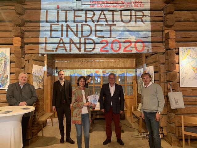 "Literatur findet Land": Bürgermeister Andreas Schweinberger, Florian Gantner, Susanna Vötter-Dankl, LH-Stv. Heinrich Schellhorn und Christian Vötter. | Foto: Tauriska