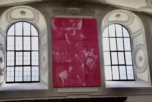 „Die sieben Werke der Barmherzigkeit“ von Susi Pop in der Jesuitenkirche Ibk. | Foto: Ricarda Stengg