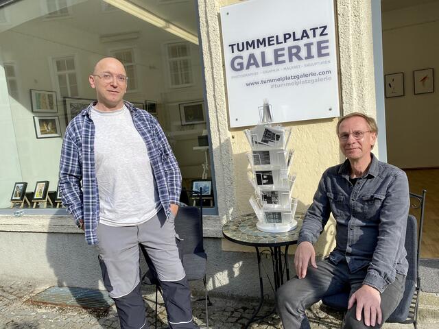 Die beiden Fotografen Bernhard Koeppel (links) und Wilhelm Camerloger erfollten sich mit der Tummelplatz Galerie einen langehegten Traum. | Foto: BRS/Gschwandtner