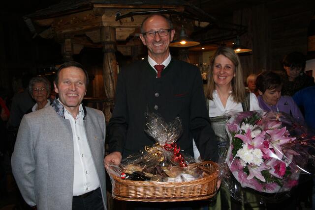 Bei der Feier zum 25-jährigen Bürgermeisterjubiläum im Jahr 2017: Vizebgm. Hermann Huber mit Anton und Daniela Mattle.