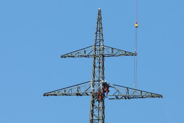 Der letzte der 105 Masten wurde in Steinbach am Ziehberg aufgestellt. | Foto: Netz OÖ