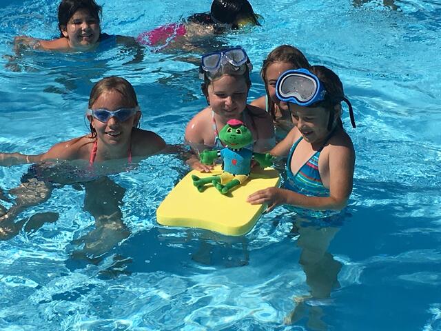 Im heurigen Juli finden zwei Hopsi Hopper Schwimmkurse im Bezirk Kirchdorf statt.