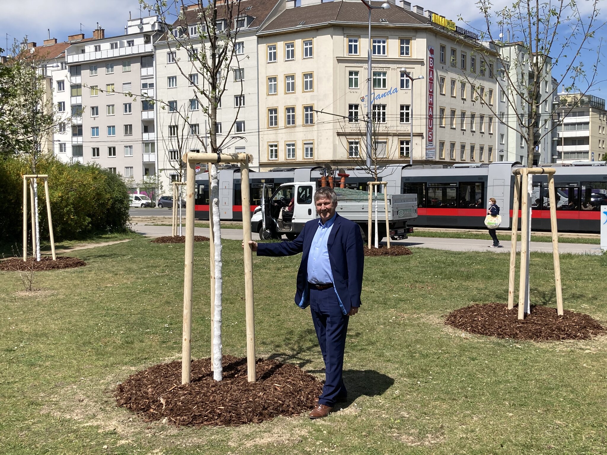 Begrünung und Kunst 13 neue Bäume am Landstraßer Gürtel Landstraße