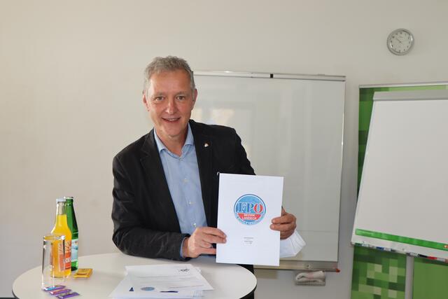 FPÖ-Bezirkskoordinator Claus Aniballi äußerst sich kritisch zu den Rücktritten und Rochaden in der Tiroler Landesregierung. | Foto: Othmar Kolp