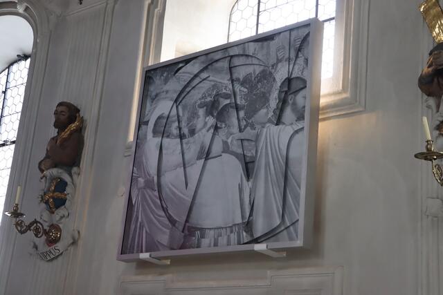 Szene des Judaskusses in der Spitalskirche Innsbruck. | Foto: Ricarda Stengg