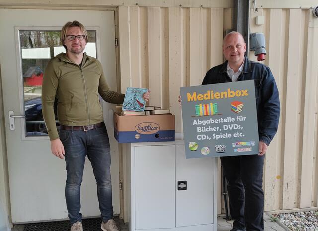 Initiator der Medienboxen Kulturverein Obmann Johannes Ulrich mit Bürgermeister Gerald Wonner