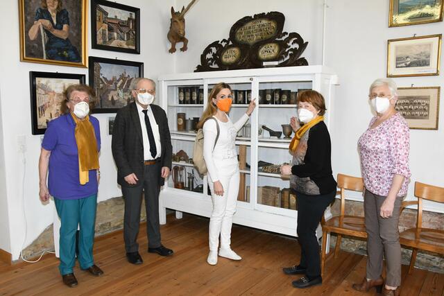 Kathrin Eberhardt-Skopek (Mitte)besucht das Heimatmuseum Langenlois und lernt  das ehrenamtliche Museumsteam kennen: Rotraut Bohac, Gerhard Fichtinger, Waltraud Büchse und Inge Dittinger. | Foto: Ulli Paur