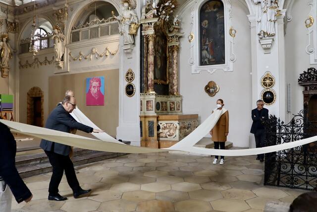 Interaktives Kunstobjekt, bei dem Besucher Ausgleich finden müssen. | Foto: Ricarda Stengg