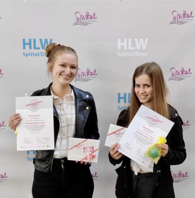 4.AHW Projektschülerinnen Marina Gritzner und Marii Weichsler von der Höheren Lehranstalt für wirtschaftliche Berufe bei der Zertifikatsverleihung zum Jugend- und Gesundheitscoach 2021
