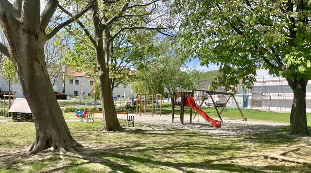 Viel Platz zum toben haben die Kinder im eingezäunten Spielplatz in der Hauptstraße Kleinhöflein.
