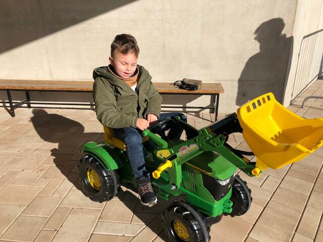 Heiß begehrt ist der neue grüne Trettraktor, der vom Lagerhaus Wechselgau der Allgemeinen Sonderschule in Hartberg gespendet wurde. | Foto: Allgemeine Sonderschule Hartberg