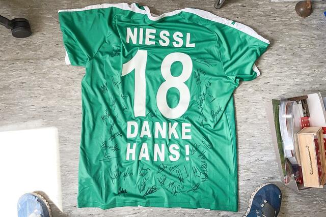 Eines der über 5.500 Inventar-Stücke: Ein SVM-Sammlershirt, signiert für Hans Niessl