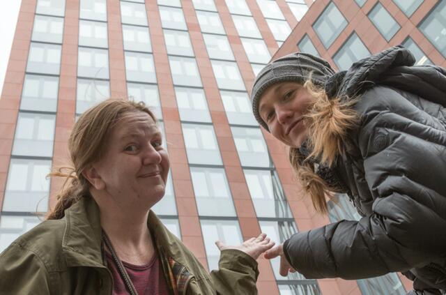 Organisatorin Veronika Junger (l.) und Autorin Katerina Teresidi vor dem Justizzentrum Wien Mitte. | Foto: Helmut Sagmeister