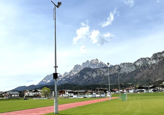 Die alte Flutlichtanlage im Stadion wird erneuert. | Foto: Kogler