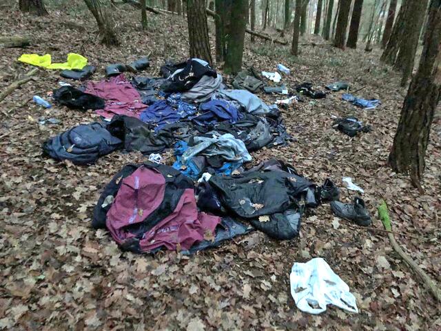 Reste eines Nachtlagers in einem Wald bei Ollersdorf: Die Zahl jener, die illegal über die Grenze kommen, hat heuer stark zugenommen.