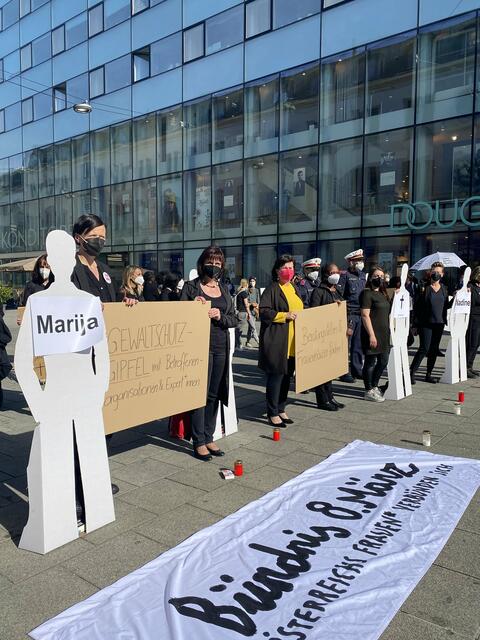Anlässlich des neunten Frauenmordes in Österreich in diesem Jahr veranstaltete das "Bündnis 8. März OÖ" eine Schweigekundgebung am Martin-Luther-Platz. | Foto: Violette Wakolbinger
