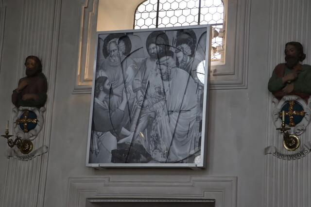 Szene der Fußwaschung in der Spitalskirche Innsbruck. | Foto: Ricarda Stengg