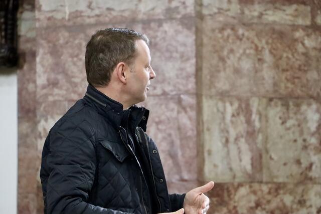 Pater Christian Marte war auch vor Ort und erzählte seine Gedanken zu den Kunstwerken. | Foto: Ricarda Stengg
