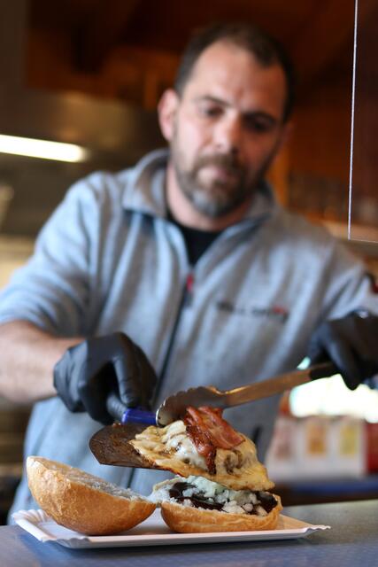 Burger sind die Spezialität im Grillspitz von Markus Mühlfellner.  | Foto: Höllbacher