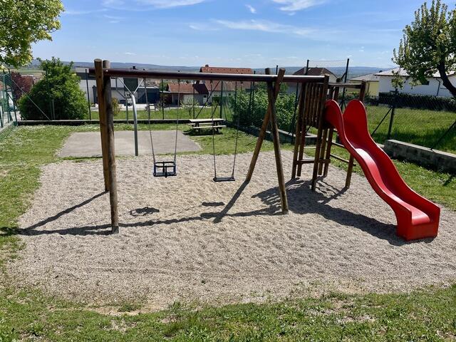 Klein aber fein ist der eingezäunte Spielplatz im Birkenweg St. Georgen
