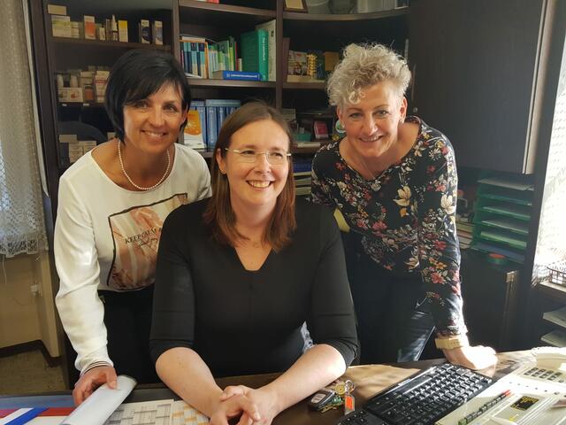 Dr. Karoline Schwarz (Mitte) mit Michaela Janschütz (links) und Erika Pacher (rechts) freuen sich auf die Eröffnung im Juli.