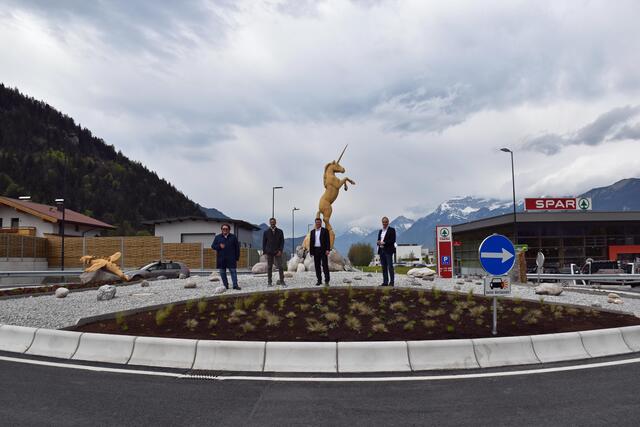 Eduard Fröschl (Fa. Fröschl), Christian Molzer (Vorstand der Abteilung Verkehr und Straße), Bürgermeister Anton Hoflacher und Erwin Obermaier (Leiter des Baubezirksamts Kufstein) (v.l.) beim neuen Kreisverkehr in Kundl.  | Foto: Land Tirol/Entstrasser-Müller