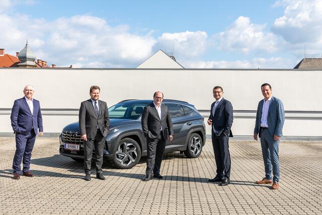 Im Bild: Johannes Kollowrat, Manager Dealer Development Hyundai Import GmbH, Oliver Wieser, Geschäftsführer Vogl + Co., Roland Punzengruber, Geschäftsführer Hyundai Import GmbH, Gerald Auer, Geschäftsführer Vogl + Co., Rafael Krammer, Hyundai-Markenleiter Vogl + Co.