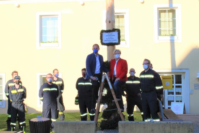 Bürgermeister Günter Schaubach und Vizebürgermeisterin Erika Zeh bei der Aufstellung.  | Foto: Marktgemeinde Pyhra