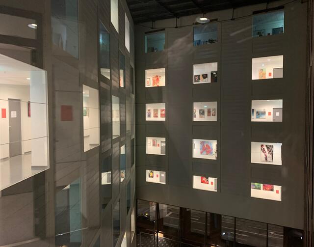 Wie ein eigenes Kunstwerk: Die Bilder sind auf diesem Foto durch die Fenster des Justizzentrums Wien Mitte zu sehen. | Foto: Helmut Sagmeister