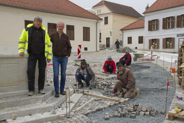 Werner Glösl (2. von links) soll mit dem Verein "Zukunft Schlaining" den Hauptplatz entsprechend bespielen.