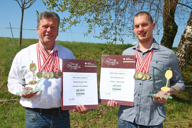 Stolz präsentieren Alois (l.) und Dominik Rosner die zwei "Goldenen Stamperl" und zahlreichen Medaillen. | Foto: Helmut Klein