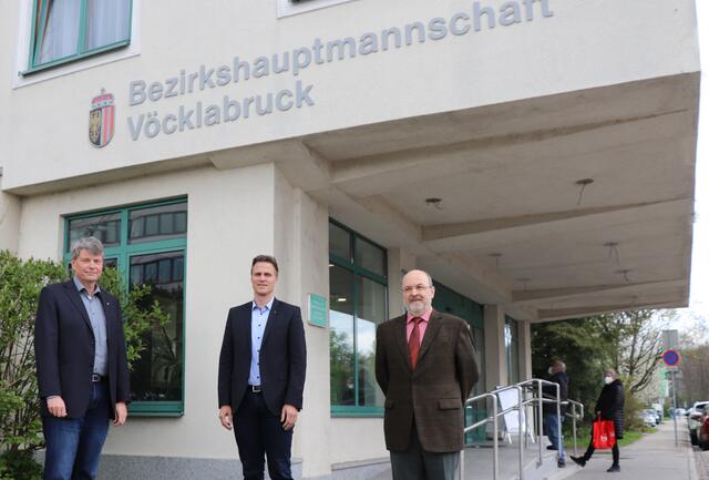 Bezirkshauptmann Johannes Beer (Mitte) mit Amtsleiter Peter Hemetsberger (l.) und Sanitätsjurist Hermann Mühlleitner. | Foto: Steiner-Watzinger