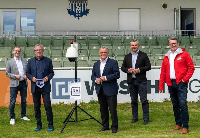 Voller Begeisterung stehen Digitalisierungsexperte Roland Schmid (li.), ASV Draßburg-Obmann Ernst Wild, Sport Austria-Präsident Hans Niessl, Sport-Landesrat Heinrich Dorner und ASKÖ-Präsident Alfred Kollar (v.l.) hinter der Digitalisierungs-Offensive des Ostligaklubs.