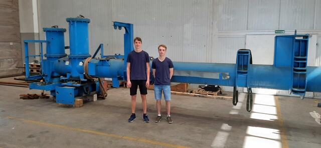 Die beiden Maschinenbauer Fabian Hager und Mario Willinger überarbeiteten einen Rohrtransportwagen, welcher zur Rohrverlegung in Druckschächten dient.
 | Foto: HTL Wels