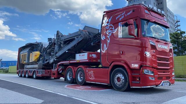 Der Fuhrpark umfasst 55 Lkw und über 30 Baumaschinen, darunter Raupen, diverse Spezialgeräte sowie verschiedene Bagger.