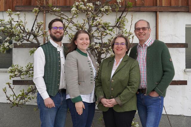 Von links: Edelbrand-Sommelier Wolfgang Schneider mit seiner Frau Sarah sowie die Eltern Margaretha und Georg Schneider. | Foto: Holzbauerngut
