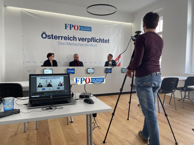 Andrea Dengg, Rudi Federspiel und Markus Lassenberger mit einer "blauen Abrechnung" für drei Jahre Bürgermeister Georg Willi.