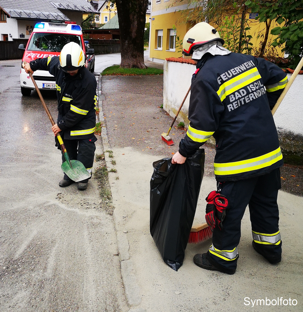 Bei den Aufräumarbeiten musste auch Ölbindemittel eingesetzt werden.  | Foto: FW Reiterndorf (Symbolfoto)