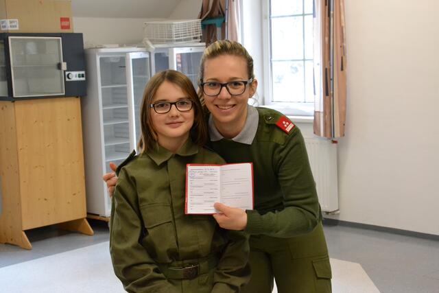 Sicher keine Einzelkämpferin: Elisabeth Huemer (r.) von der FF St. Georgen. | Foto: Herbert Ablinger