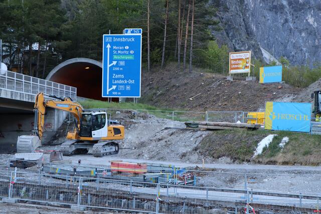 Die Bauarbeiten für die rund 70 Meter lange neue Lötzbachbrücke auf der S16 Arlberg Schnellstraße wurden gestartet. | Foto: Othmar Kolp