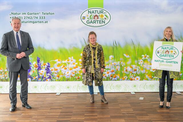 Landesrat Martin Eichtinger, GR Margit Huber und Bgm. Monika Obereigner-Sivec freuen sich auf die künftige Zusammenarbeit bei „Natur im Garten“ für die Stadtgemeinde Groß-Enzersdorf. | Foto: „Natur im Garten“ / Johannes Ehn